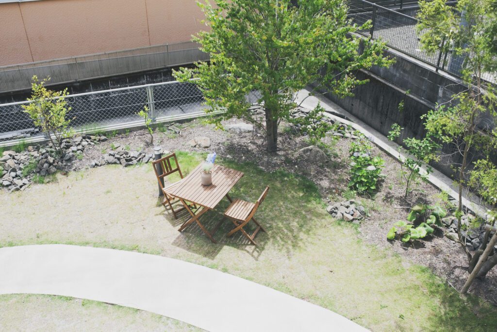 建物の内外に設けられた、思い思いに過ごせる居場所